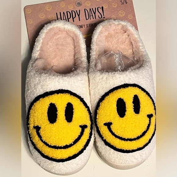 Smiley Face Slippers Unisex NEW Happy days size 5/6 white with yellow face - Picture 1 of 7